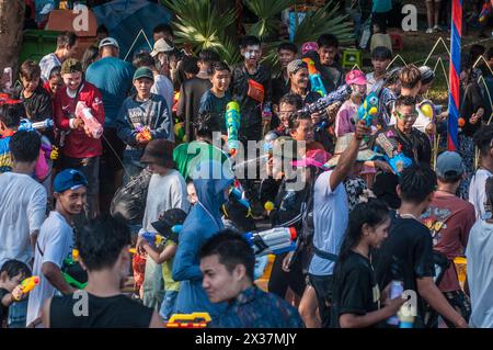 Eine Wassergewehrschlacht während des kambodschanischen Neujahrsfestes. Wat Phnom, Phnom Penh, Kambodscha. April 2024. © Kraig Lieb Stockfoto