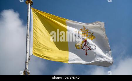 Fahnen, die Nationalfahne von Vatikan, Vatikanstaat flattert im Wind Stockfoto