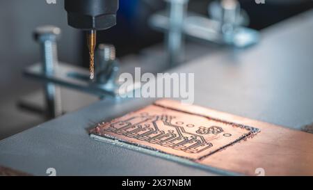 Maschine mit numerischer Steuerung CNC führt Fräsen von Leiterplatten, Leiterplattengravur, DIY-Leiterplatten-Leiterplatten-Leiterplatten durch Stockfoto