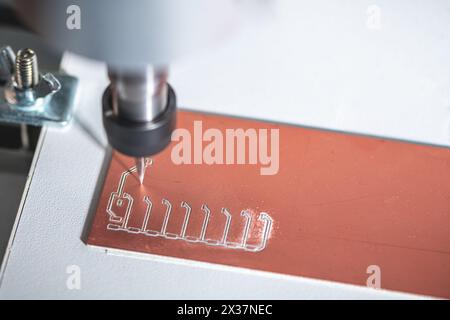 Maschine mit numerischer Steuerung CNC führt Fräsen von Leiterplatten, Leiterplattengravur, DIY-Leiterplatten-Leiterplatten-Leiterplatten durch Stockfoto