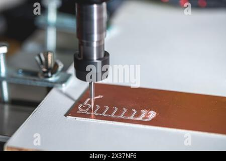 Maschine mit numerischer Steuerung CNC führt Fräsen von Leiterplatten, Leiterplattengravur, DIY-Leiterplatten-Leiterplatten-Leiterplatten durch Stockfoto