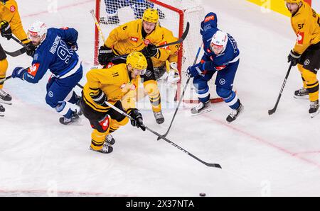 Skelleftea Stürmer #11 Max Lindholm klärt eine gefährliche Situation vor dem eigenen Tor. (Zürich, Schweiz, 22.11.2022) Stockfoto