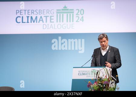 15. Petersberger Klimadialog Dr. Robert Habeck, Bundesminister für Wirtschaft und Klimaschutz beim 15. Petersberger Klimadialog im Auswaertigen Amt zur Diskussionsrunde nationale Klimapläne für Investitionen ausgerichtet auf 1.5ÂC und klimaresistente Entwicklung , Berlin , 25.04.2024 Berlin Deutschland *** 15 Petersberg Klimadialog Dr. Robert Habeck, Bundesminister für Wirtschaft und Klimaschutz beim 15 Petersberg Klimadialog im Auswärtigen Amt zur Diskussionsrunde nationale Klimapläne für Investitionen im Einklang mit 1 5C und klimaresistenter Entwicklung , Stockfoto