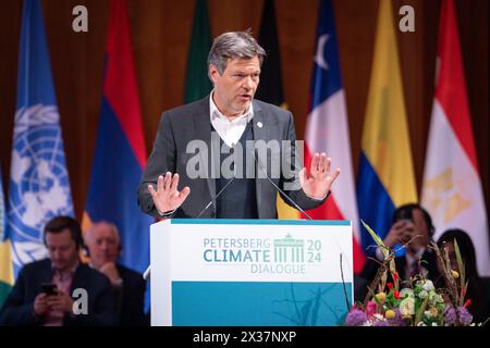 15. Petersberger Klimadialog Dr. Robert Habeck, Bundesminister für Wirtschaft und Klimaschutz beim 15. Petersberger Klimadialog im Auswaertigen Amt zur Diskussionsrunde nationale Klimapläne für Investitionen ausgerichtet auf 1.5ÂC und klimaresistente Entwicklung , Berlin , 25.04.2024 Berlin Deutschland *** 15 Petersberg Klimadialog Dr. Robert Habeck, Bundesminister für Wirtschaft und Klimaschutz beim 15 Petersberg Klimadialog im Auswärtigen Amt zur Diskussionsrunde nationale Klimapläne für Investitionen im Einklang mit 1 5C und klimaresistenter Entwicklung , Stockfoto