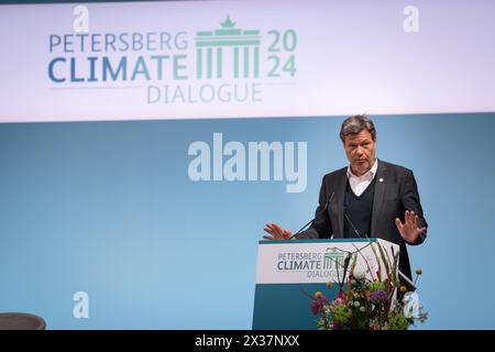 15. Petersberger Klimadialog Dr. Robert Habeck, Bundesminister für Wirtschaft und Klimaschutz beim 15. Petersberger Klimadialog im Auswaertigen Amt zur Diskussionsrunde nationale Klimapläne für Investitionen ausgerichtet auf 1.5ÂC und klimaresistente Entwicklung , Berlin , 25.04.2024 Berlin Deutschland *** 15 Petersberg Klimadialog Dr. Robert Habeck, Bundesminister für Wirtschaft und Klimaschutz beim 15 Petersberg Klimadialog im Auswärtigen Amt zur Diskussionsrunde nationale Klimapläne für Investitionen im Einklang mit 1 5C und klimaresistenter Entwicklung , Stockfoto