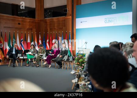 15. Petersberger Klimadialog Dr. Robert Habeck, Bundesminister für Wirtschaft und Klimaschutz winkend beim 15. Petersberger Klimadialog im Auswaertigen Amt bei der Diskussionsrunde nationale Klimapläne für Investitionen im Einklang mit 1.5ÂC und klimaresistenter Entwicklung mit Dr. Shantal Munro-KnightSenator und Minister im Amt der Premierminister von Barbados, Simon StiellExekutivsekretär des UNFCCC, Prof. Mariana MazzucatoUniversity College London , Berlin , 25.04.2024 Berlin Berlin Deutschland *** 15 Petersberg Klimadialog Dr. Robert Habeck, Bundesminister für Wirtschaft und Clim Stockfoto