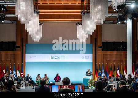 15. Petersberger Klimadialog Dr. Robert Habeck, Bundesminister für Wirtschaft und Klimaschutz winkend beim 15. Petersberger Klimadialog im Auswaertigen Amt bei der Diskussionsrunde nationale Klimapläne für Investitionen im Einklang mit 1.5ÂC und klimaresistenter Entwicklung mit Dr. Shantal Munro-KnightSenator und Minister im Amt der Premierminister von Barbados, Simon StiellExekutivsekretär des UNFCCC, Prof. Mariana MazzucatoUniversity College London , Berlin , 25.04.2024 Berlin Berlin Deutschland *** 15 Petersberg Klimadialog Dr. Robert Habeck, Bundesminister für Wirtschaft und Clim Stockfoto