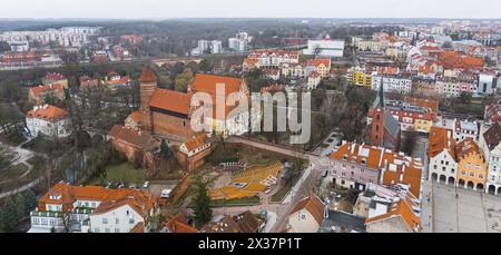 Olsztyn - die Altstadt, das alte Rathaus, die Ko-Kathedrale Basilika Saint James, Mietshäuser, das neue Rathaus. Hochwertige Fotos Stockfoto