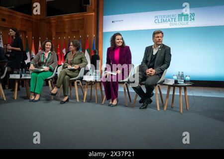 15. Petersberger Klimadialog Dr. Robert Habeck, Bundesminister für Wirtschaft und Klimaschutz winkend beim 15. Petersberger Klimadialog im Auswaertigen Amt bei der Diskussionsrunde nationale Klimapläne für Investitionen im Einklang mit 1.5ÂC und klimaresistenter Entwicklung mit Dr. Shantal Munro-KnightSenator und Minister im Amt der Premierminister von Barbados, Simon StiellExekutivsekretär des UNFCCC, Prof. Mariana MazzucatoUniversity College London , Berlin , 25.04.2024 Berlin Berlin Deutschland *** 15 Petersberg Klimadialog Dr. Robert Habeck, Bundesminister für Wirtschaft und Clim Stockfoto