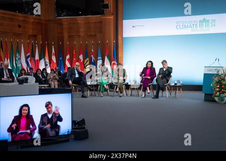 15. Petersberger Klimadialog Dr. Robert Habeck, Bundesminister für Wirtschaft und Klimaschutz winkend beim 15. Petersberger Klimadialog im Auswaertigen Amt bei der Diskussionsrunde nationale Klimapläne für Investitionen im Einklang mit 1.5ÂC und klimaresistenter Entwicklung mit Dr. Shantal Munro-KnightSenator und Minister im Amt der Premierminister von Barbados, Simon StiellExekutivsekretär des UNFCCC, Prof. Mariana MazzucatoUniversity College London , Berlin , 25.04.2024 Berlin Berlin Deutschland *** 15 Petersberg Klimadialog Dr. Robert Habeck, Bundesminister für Wirtschaft und Clim Stockfoto