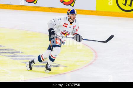 EHC Red Bull München Stürmer #11 Frederik Tiffels beim Spiel der Champions Hockey League gegen EV Zug in der Bossard Arena. (Zug, Schweiz, 23,1 Stockfoto