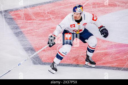 EHC Red Bull München Stürmer #9 Ben Street beim Spiel der Champions Hockey League gegen EV Zug in der Bossard Arena. (Zug, Schweiz, 23.11.2022) Stockfoto