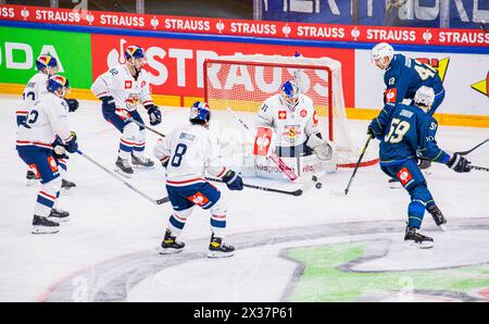 Zug Stürmer #42 Tobias Geisser will den Abpraller von EHC Red Bull München Torhüter #35 Mathias Niederberger zu Gunsten für den EV Zug verwerten. (Z Stockfoto