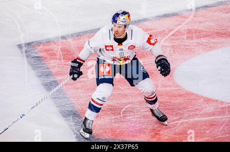 EHC Red Bull München Stürmer #9 Ben Street beim Spiel der Champions Hockey League gegen EV Zug in der Bossard Arena. (Zug, Schweiz, 23.11.2022) Stockfoto