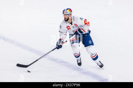 EHC Red Bull München Stürmer #20 Andreas Eder ist, während dem Spiel der Champions Hockey League gegen EV Zug in der Bossard Arena, mit dem Puck unter Stockfoto