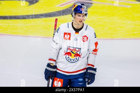 EHC Red Bull München Stürmer #88 Julian Lutz während des Spiels der Champions Hockey League gegen EV Zug in der Bossard Arena. (Zug, Schweiz, 23.11.202 Stockfoto