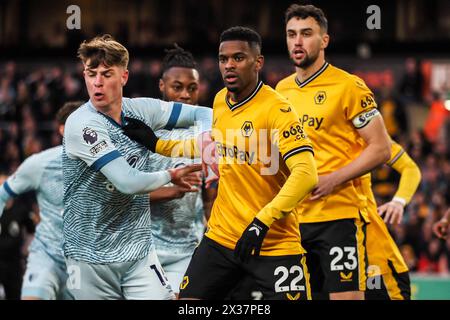 Wolverhampton, Großbritannien. April 2024. Wolverhampton, England, 24. April 2024: Spieler bereiten sich auf eine Ecke während des Premier League-Fußballspiels zwischen Wolverhampton Wanderers und Bournemouth im Molineux-Stadion in Wolverhampton, England vor (Natalie Mincher/SPP). /Alamy Live News Stockfoto