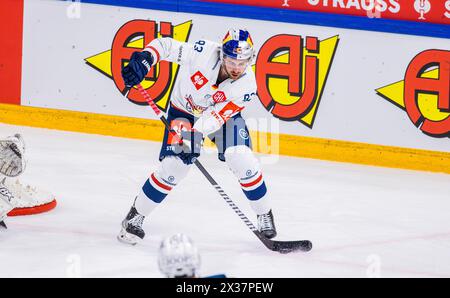 EHC Red Bull München Stürmer #93 Maximilian Kastner nimmt, während dem Spiel der Champions Hockey League gegen EV Zug in der Bossard Arena, den Puck A Stockfoto