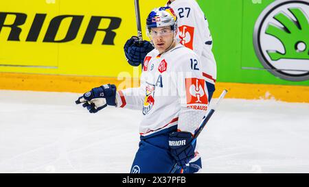 EHC Red Bull München Stürmer #12 Ben Smith während des Spiels der Champions Hockey League gegen EV Zug in der Bossard Arena. (Zug, Schweiz, 23.11.2022) Stockfoto