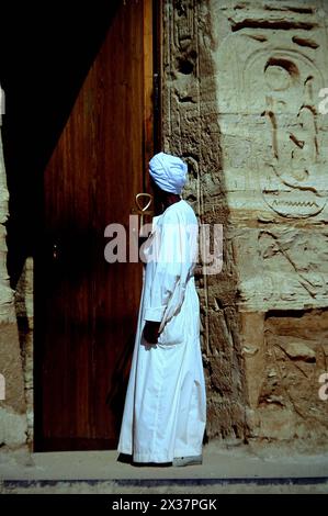 Blick auf den kleinen Tempel der Hathor Goettin, davor ein Waechter mit dem Ankh - dem Lebenszeichen Aegypten Nubien Tempel Abu Simbel kleiner Tempel Hathortempeel Waechter *** Blick auf den kleinen Tempel von Hathor Goettin, vor ihm eine Wache mit dem Ankh das Zeichen des Lebens Ägypten Nubien Tempel Abu Simbel kleiner Tempel Hathortempeel Wache Stockfoto