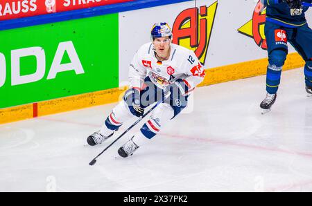 EHC Red Bull München Stürmer #12 Ben Smith während des Spiels der Champions Hockey League gegen EV Zug in der Bossard Arena. (Zug, Schweiz, 23.11.2022) Stockfoto