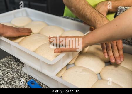 Prüfen Sie, ob Pizzateigbällchen fertig sind, bevor Sie Pizza backen. Hochwertige Fotos Stockfoto