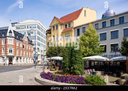 Jena Innenstadt Jena ist eine Universitätsstadt und kreisfreie Großstadt in Thüringen in der Metropolregion Mitteldeutschland. Nach der Landeshauptstadt Erfurt die zweitgrößte Stadt Thüringens und eines der drei Oberzentren des Freistaates. Goethegalerie. Jena Thüringen Deutschland *** Jena City Center Jena ist eine Universitätsstadt und unabhängige Stadt in Thüringen in der Metropolregion Mitteldeutschland. die zweitgrößte Stadt Thüringens nach der Landeshauptstadt Erfurt und eines der drei Regionalzentren des Freistaats Thüringen Goethegalerie Jena Thüringen Deutschland Stockfoto