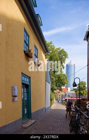 Jena Innenstadt Jena ist eine Universitätsstadt und kreisfreie Großstadt in Thüringen in der Metropolregion Mitteldeutschland. Nach der Landeshauptstadt Erfurt die zweitgrößte Stadt Thüringens und eines der drei Oberzentren des Freistaates. Schillers Gartenhaus und Schiller-Museum Jena Thüringen Deutschland *** Jenaer Stadtzentrum Jena ist eine Universitätsstadt und unabhängige Stadt in Thüringen in der Metropolregion Mitteldeutschland. die zweitgrößte Stadt Thüringens nach der Landeshauptstadt Erfurt und einem der drei regionalen Zentren des Landesgartenhauses Schillers und des Schiller Museums je Stockfoto