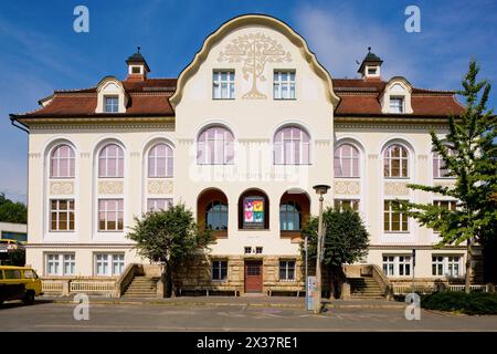 Jena Innenstadt Jena ist eine Universitätsstadt und kreisfreie Großstadt in Thüringen in der Metropolregion Mitteldeutschland. Nach der Landeshauptstadt Erfurt die zweitgrößte Stadt Thüringens und eines der drei Oberzentren des Freistaates. Das von Ernst Haeckel begründete Phyletische Museum wurde 1908 eröffnet. Jena Thüringen Deutschland *** Jenaer Stadtzentrum Jena ist eine Universitätsstadt und unabhängige Stadt in Thüringen in der Metropolregion Mitteldeutschland, nach der Landeshauptstadt Erfurt die zweitgrößte Stadt Thüringens und eines der drei Regionalzentren des Freistaates P Stockfoto