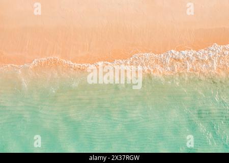 Sommerlandschaft wunderschöne Wellen, blaues Meerwasser an sonnigen Tagen. Draufsicht von der Drohne. Meerblick aus der Luft, fantastischer tropischer Natur Hintergrund. Wunderschöner Tag Stockfoto