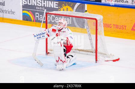 SC Rapperswil-Jona Lakers Torhüter #60 Melvin Nyffeler schaut, während dem Playoff Viertelfinalspiel gegen den EV Zug in der Bossard Arena, nachdenkli Stockfoto