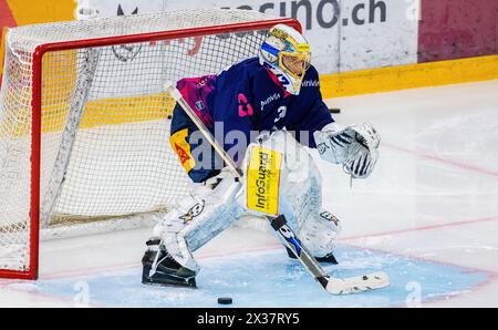 EV Zug Torhüter #30 Leonardo Genoni während dem Einlaufen vor dem Playoff Viertelfinalspiel gegen die SC Rapperswil-Jona Lakers in der Bossard Arena. Stockfoto