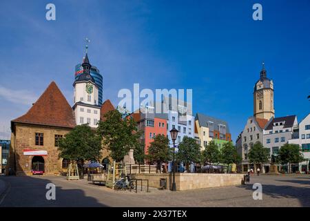 Jena Innenstadt Jena ist eine Universitätsstadt und kreisfreie Großstadt in Thüringen in der Metropolregion Mitteldeutschland. Nach der Landeshauptstadt Erfurt die zweitgrößte Stadt Thüringens und eines der drei Oberzentren des Freistaates. Rathaus mit Hanfried-Denkmal am Markt Jena Thüringen Deutschland *** Jenaer Stadtzentrum Jena ist eine Universitätsstadt und unabhängige Stadt in Thüringen in der Metropolregion Mitteldeutschland. die zweitgrößte Stadt Thüringens nach der Landeshauptstadt Erfurt und eines der drei Regionalzentren des Freistaats Thüringen Rathauses mit Hanfried Monume Stockfoto