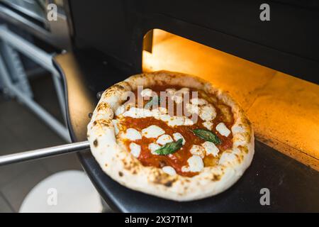 Echte neapolitanische italienische Pizza namens margherita Pizza aus dem Ofen. Hochwertige Fotos Stockfoto