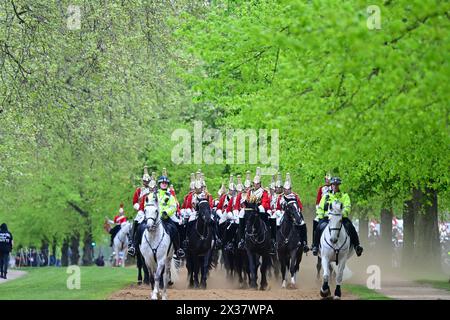 Hyde Park, London, Großbritannien. April 2024. Die Leibwächterparade des Königs im Hyde Park, um ihre Bereitschaft für einen weiteren hektischen Sommer zu beweisen. Nach intensiven Vorbereitungen, die Hunderte von Stunden Training, die körperliche und geistige Fähigkeiten von Pferden und Reitern beinhalteten, wird das Household Kavallerry Mounted Regiment während seiner jährlichen Inspektion durch Major General James Bowder OBE, den General Officer der Household Division, auf Herz und Nieren geprüft. Der Major General, der Jumping Jack reitet, inspiziert das Regiment, gebildet auf den Old Football Plätzen im Hyde Park. Das Regiment, c Stockfoto