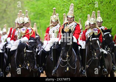 Hyde Park, London, Großbritannien. April 2024. Die Leibwächterparade des Königs im Hyde Park, um ihre Bereitschaft für einen weiteren hektischen Sommer zu beweisen. Nach intensiven Vorbereitungen, die Hunderte von Stunden Training, die körperliche und geistige Fähigkeiten von Pferden und Reitern beinhalteten, wird das Household Kavallerry Mounted Regiment während seiner jährlichen Inspektion durch Major General James Bowder OBE, den General Officer der Household Division, auf Herz und Nieren geprüft. Der Major General, der Jumping Jack reitet, inspiziert das Regiment, gebildet auf den Old Football Plätzen im Hyde Park. Das Regiment, c Stockfoto