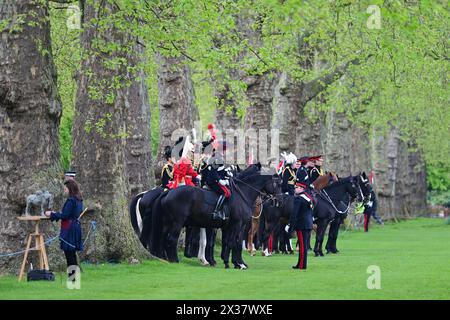 Hyde Park, London, Großbritannien. April 2024. Die Leibwächterparade des Königs im Hyde Park, um ihre Bereitschaft für einen weiteren hektischen Sommer zu beweisen. Nach intensiven Vorbereitungen, die Hunderte von Stunden Training, die körperliche und geistige Fähigkeiten von Pferden und Reitern beinhalteten, wird das Household Kavallerry Mounted Regiment während seiner jährlichen Inspektion durch Major General James Bowder OBE, den General Officer der Household Division, auf Herz und Nieren geprüft. Der Major General, der Jumping Jack reitet, inspiziert das Regiment, gebildet auf den Old Football Plätzen im Hyde Park. Das Regiment, c Stockfoto