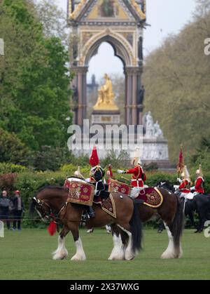 Hyde Park, London, Großbritannien. April 2024. Die Leibwächterparade des Königs im Hyde Park, um ihre Bereitschaft für einen weiteren hektischen Sommer zu beweisen. Nach intensiven Vorbereitungen, die Hunderte von Stunden Training, die körperliche und geistige Fähigkeiten von Pferden und Reitern beinhalteten, wird das Household Kavallerry Mounted Regiment während seiner jährlichen Inspektion durch Major General James Bowder OBE, den General Officer der Household Division, auf Herz und Nieren geprüft. Der Major General, der Jumping Jack reitet, inspiziert das Regiment, gebildet auf den Old Football Plätzen im Hyde Park. Das Regiment, c Stockfoto