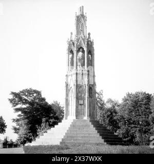 Queen Eleanor's Cross, Northampton, 1948 aufgenommen Stockfoto