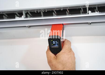 Techniker prüfen die Reparatur und Wartung von Klimaanlagen für Temperaturwartungen. Stockfoto