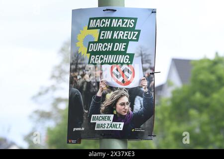 Duisburg, Deutschland. April 2024. Wahlplakate zur Europawahl 2024 ein Wahlplakat der Partei Buendnis 90/die Gruenen mit der Aufschrift: Mach Nazis ein Kreuz durch die Rechnung. Machen war zaehlt. Die Europawahl ist eine seit 1979 in der Europaeischen Union alle fuenf Jahre stattfindende unmittelbare, freie und geheime Wahl, bei der Abgeordneten des Europaeischen Parlaments bestimmt werden Foto: Revierfoto Credit: ddp Media GmbH/Alamy Live News Stockfoto