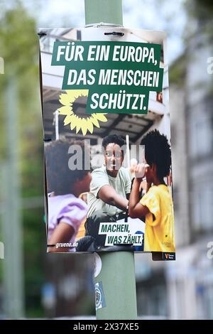 Duisburg, Deutschland. April 2024. Wahlplakate zur Europawahl 2024 ein Wahlplakat der Partei Buendnis 90/die Gruenen mit der Aufschrift: Für ein Europa, das Menschen schuetzt. Machen war zaehlt. Die Europawahl ist eine seit 1979 in der Europaeischen Union alle fuenf Jahre stattfindende unmittelbare, freie und geheime Wahl, bei der Abgeordneten des Europaeischen Parlaments bestimmt werden Foto: Revierfoto Credit: ddp Media GmbH/Alamy Live News Stockfoto