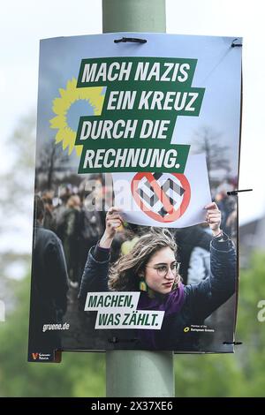 Duisburg, Deutschland. April 2024. Wahlplakate zur Europawahl 2024 ein Wahlplakat der Partei Buendnis 90/die Gruenen mit der Aufschrift: Mach Nazis ein Kreuz durch die Rechnung. Machen war zaehlt. Die Europawahl ist eine seit 1979 in der Europaeischen Union alle fuenf Jahre stattfindende unmittelbare, freie und geheime Wahl, bei der Abgeordneten des Europaeischen Parlaments bestimmt werden Foto: Revierfoto Credit: ddp Media GmbH/Alamy Live News Stockfoto