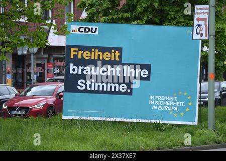 Duisburg, Deutschland. April 2024. Wahlplakate zur Europawahl 2024 ein Wahlplakat der CDU (Christlich Demokratische Union Deutschlands) mit der Aufschrift: Freiheit braucht Ihre Stimme. Die Europawahl ist eine seit 1979 in der Europaeischen Union alle fuenf Jahre stattfindende unmittelbare, freie und geheime Wahl, bei der Abgeordneten des Europaeischen Parlaments bestimmt werden Foto: Revierfoto Credit: ddp Media GmbH/Alamy Live News Stockfoto