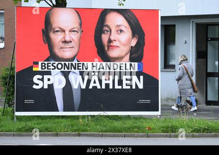 Duisburg, Deutschland. April 2024. Wahlplakate zur Europawahl 2024 ein Wahlplakat der SPD mit der Aufschrift: Besonnen handeln - SPD waehlen die Europawahl ist eine seit 1979 in der Europaeischen Union alle fuenf Jahre stattfindende unmittelbare, freie und geheime Wahl, bei der Abgeordneten des Europaeischen Parlaments bestimmt werden Foto: Revierfoto Credit: ddp Media GmbH/Alamy Live News Stockfoto