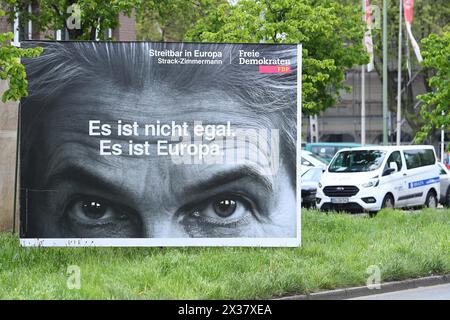 Duisburg, Deutschland. April 2024. Wahlplakate zur Europawahl 2024 ein Wahlplakat der FDP mit der Aufschrift: Es ist nicht egal. Es ist Europa. Die Europawahl ist eine seit 1979 in der Europaeischen Union alle fuenf Jahre stattfindende unmittelbare, freie und geheime Wahl, bei der Abgeordneten des Europaeischen Parlaments bestimmt werden Foto: Revierfoto Credit: ddp Media GmbH/Alamy Live News Stockfoto