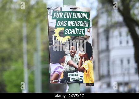Duisburg, Deutschland. April 2024. Wahlplakate zur Europawahl 2024 ein Wahlplakat der Partei Buendnis 90/die Gruenen mit der Aufschrift: Für ein Europa, das Menschen schuetzt. Machen war zaehlt. Die Europawahl ist eine seit 1979 in der Europaeischen Union alle fuenf Jahre stattfindende unmittelbare, freie und geheime Wahl, bei der Abgeordneten des Europaeischen Parlaments bestimmt werden Foto: Revierfoto Credit: ddp Media GmbH/Alamy Live News Stockfoto