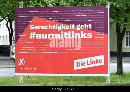 Duisburg, Deutschland. April 2024. Wahlplakate zur Europawahl 2024 ein Wahlplakat der Partei die linke mit der Aufschrift: Gerechtigkeit geht #nurmitlinks die Europawahl ist eine seit 1979 in der Europaeischen Union alle fuenf Jahre stattfindende unmittelbare, freie und geheime Wahl, bei der Abgeordneten des Europaeischen Parlaments bestimmt werden Foto: Revierfoto Credit: ddp Media GmbH/Alamy Live News Stockfoto