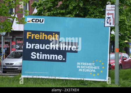 Duisburg, Deutschland. April 2024. Wahlplakate zur Europawahl 2024 ein Wahlplakat der CDU (Christlich Demokratische Union Deutschlands) mit der Aufschrift: Freiheit braucht Ihre Stimme. Die Europawahl ist eine seit 1979 in der Europaeischen Union alle fuenf Jahre stattfindende unmittelbare, freie und geheime Wahl, bei der Abgeordneten des Europaeischen Parlaments bestimmt werden Foto: Revierfoto Credit: ddp Media GmbH/Alamy Live News Stockfoto