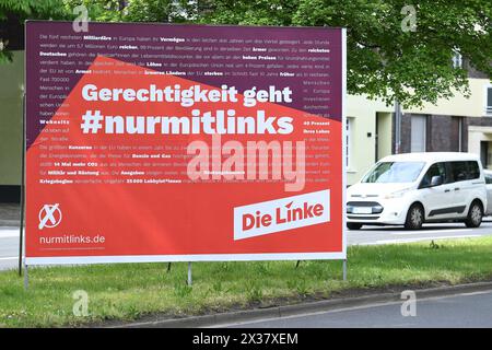 Duisburg, Deutschland. April 2024. Wahlplakate zur Europawahl 2024 ein Wahlplakat der Partei die linke mit der Aufschrift: Gerechtigkeit geht #nurmitlinks die Europawahl ist eine seit 1979 in der Europaeischen Union alle fuenf Jahre stattfindende unmittelbare, freie und geheime Wahl, bei der Abgeordneten des Europaeischen Parlaments bestimmt werden Foto: Revierfoto Credit: ddp Media GmbH/Alamy Live News Stockfoto